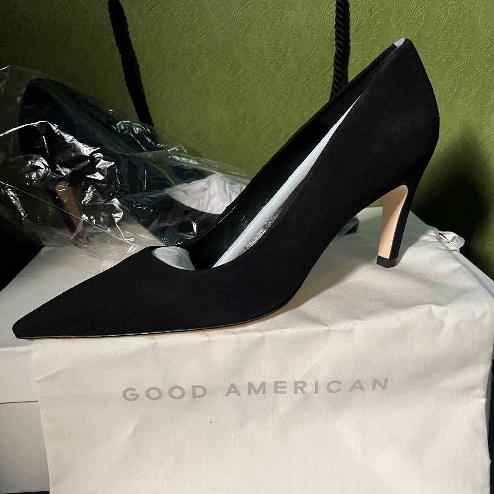 Black pumps